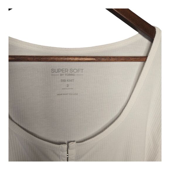 Torrid Super‎ Soft Rib Scoop Neck Hook & Eye Top White Long Sleeve Size 2 - Picture 4 of 5
